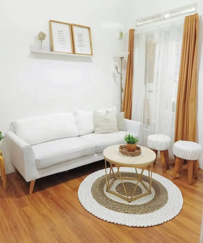 Small living room furniture arrangement 