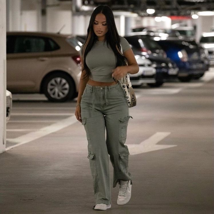 green cargo pants outfit 
