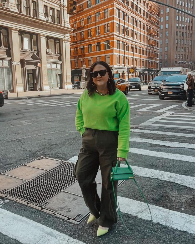 green cargo pants outfit 