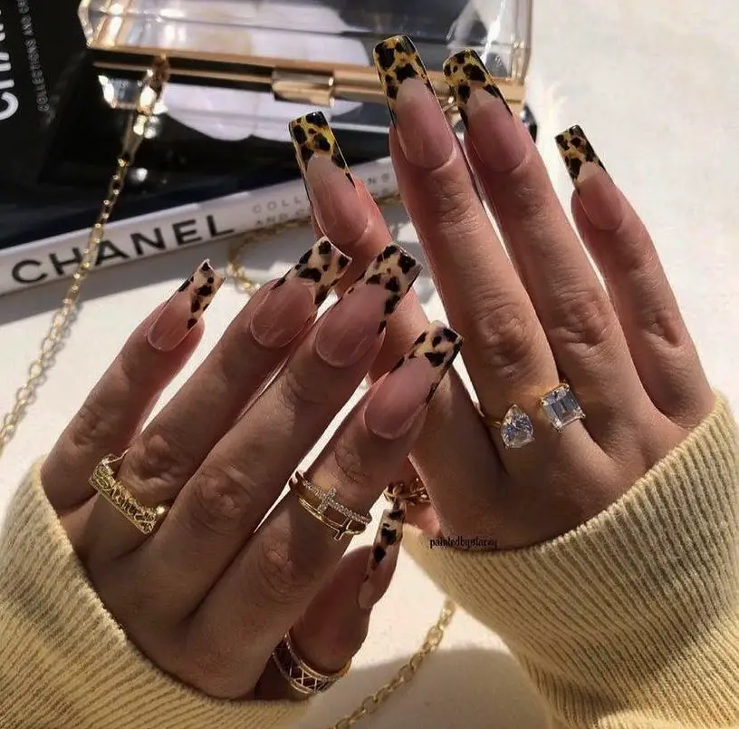 Mob wife aesthetic nails 